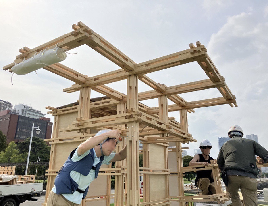 屋根ユニット付加による、軒下空間の拡張